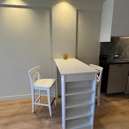 Renovated & Cozy Апартаменты